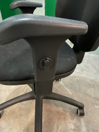 Silla de oficina ergonómica negra