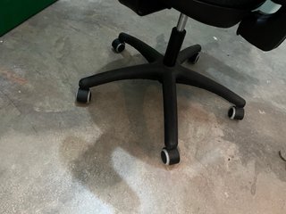 Silla de oficina ergonómica negra