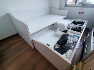 Habitación juvenil con cajones y cama supletoria