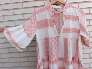 Vestido blanco y rosa palo