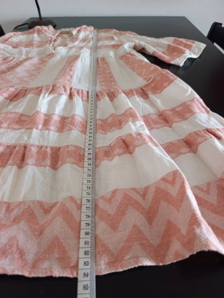 Vestido blanco y rosa palo