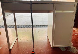 Mesa de escritorio blanca con cajones