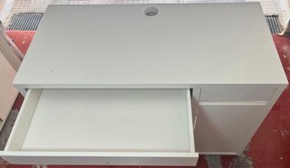 Mesa de escritorio blanca con cajones