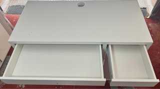 Mesa de escritorio blanca con cajones