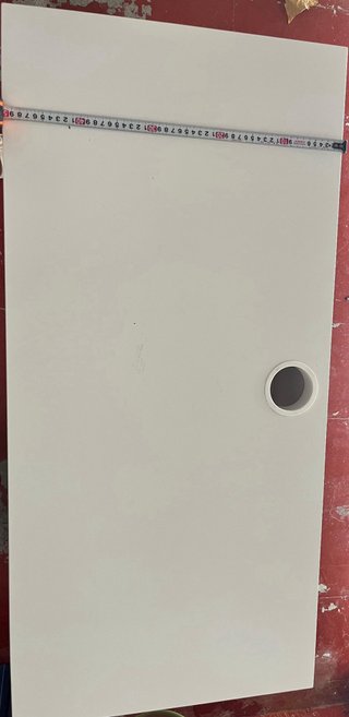Mesa de escritorio blanca con cajones