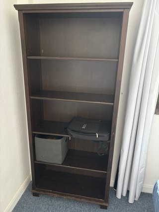 Estantería de madera oscura