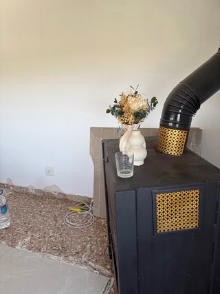 Estufa de leña negra en perfecto estado