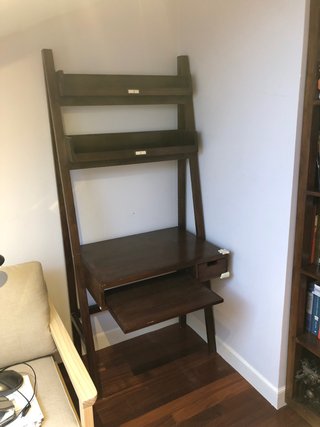 Escritorio de madera oscura con estanterías
