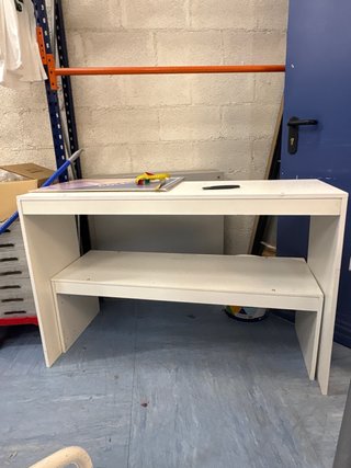 Mesa expositora blanca