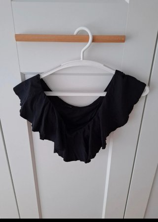 Top bikini negro hombro descubierto