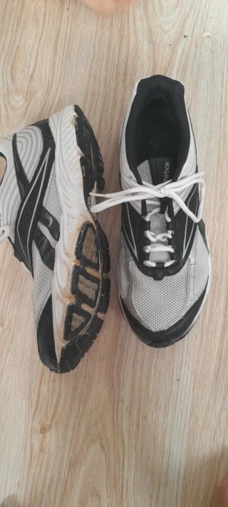 Zapatillas Reebok Negras y Blancas