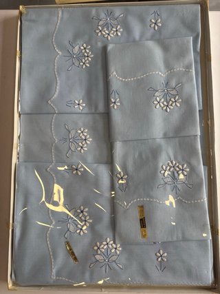 Juego de sábanas bordadas azul y blanco