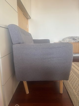 Sofá gris pequeño de madera