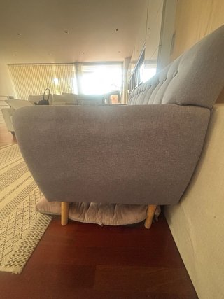 Sofá gris pequeño de madera