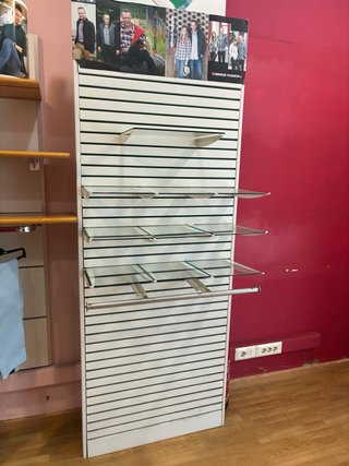 Estantería de metal blanca