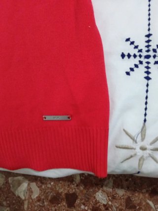 Jersey rojo con botones