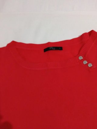 Jersey rojo con botones