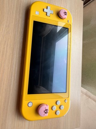 Nintendo Switch Lite Amarilla + Funda + Cargador