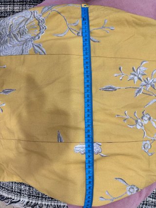 Bata flamenca mostaza con dibujo de bordado grises
