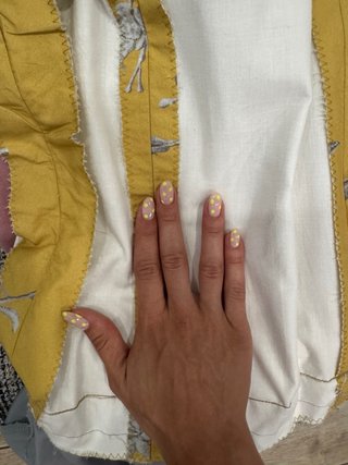 Bata flamenca mostaza con dibujo de bordado grises