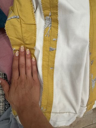 Bata flamenca mostaza con dibujo de bordado grises