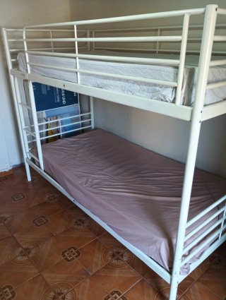 Litera metálica blanca