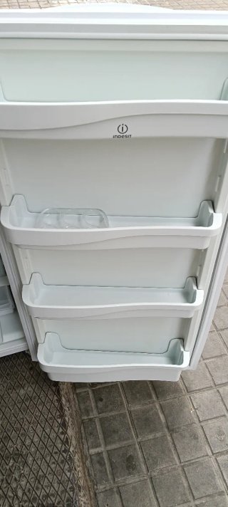 Nevera pequeña blanca Indesit 140X54X55cm