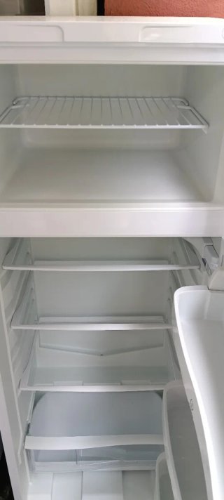 Nevera pequeña blanca Indesit 140X54X55cm