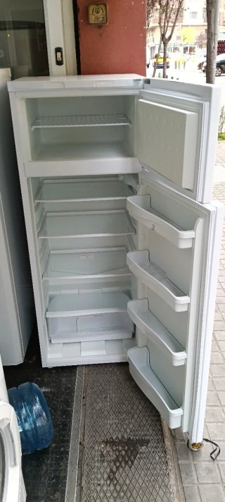 Nevera pequeña blanca Indesit 140X54X55cm