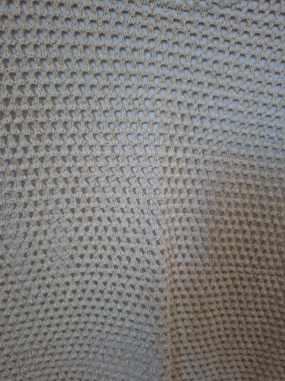 Camisa beige con chaleco tejido