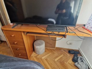 Escritorio de madera con cajones
