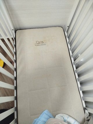 Cuna de bebé blanca con colchón
