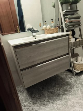 Lavabo con mueble de madera y cerámica