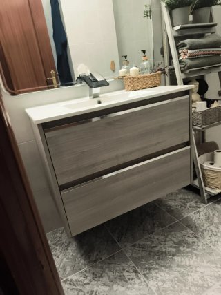 Lavabo con mueble de madera y cerámica