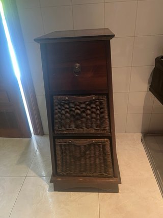 Mueble castaño con cestas de mimbre