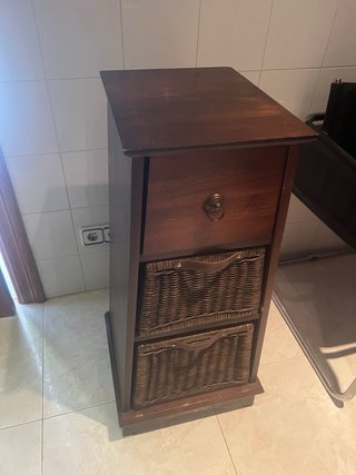 Mueble castaño con cestas de mimbre