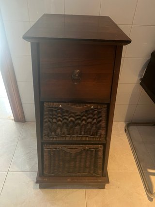 Mueble castaño con cestas de mimbre