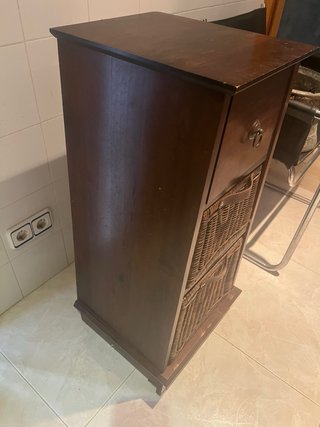Mueble castaño con cestas de mimbre