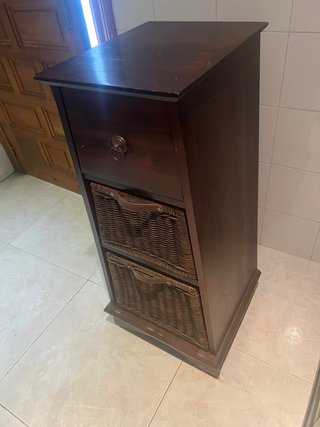 Mueble castaño con cestas de mimbre