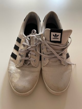 Zapatillas Adidas Kiel de color blanco con negro