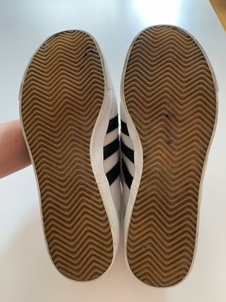 Zapatillas Adidas Kiel de color blanco con negro