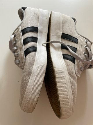 Zapatillas Adidas Kiel de color blanco con negro