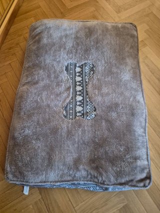 Cama para perro con diseño de hueso