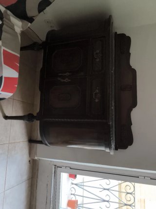Mueble buffet antiguo con sobre de mármol