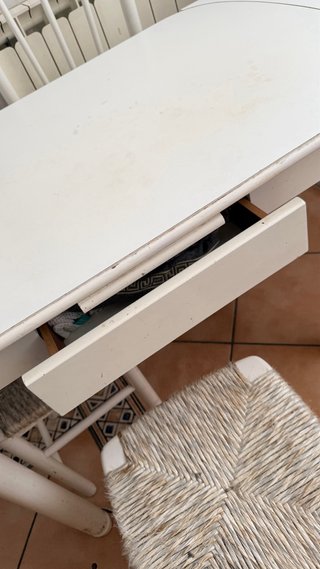 Mesa de comedor blanca con 3 taburetes