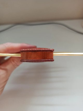 Colgador de corbatas de cuero con perchas doradas