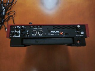 Akai MPC One+ con Batería MPC Stuff