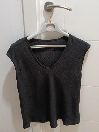 Blusa negra con escote en V