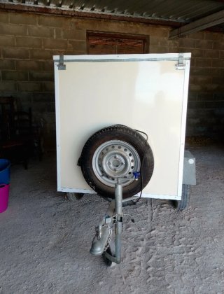 Remolque de fibra cerrado