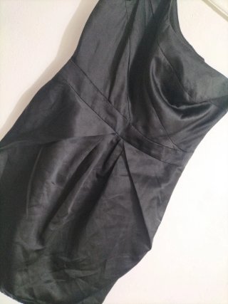Vestido negro asimétrico de raso negro